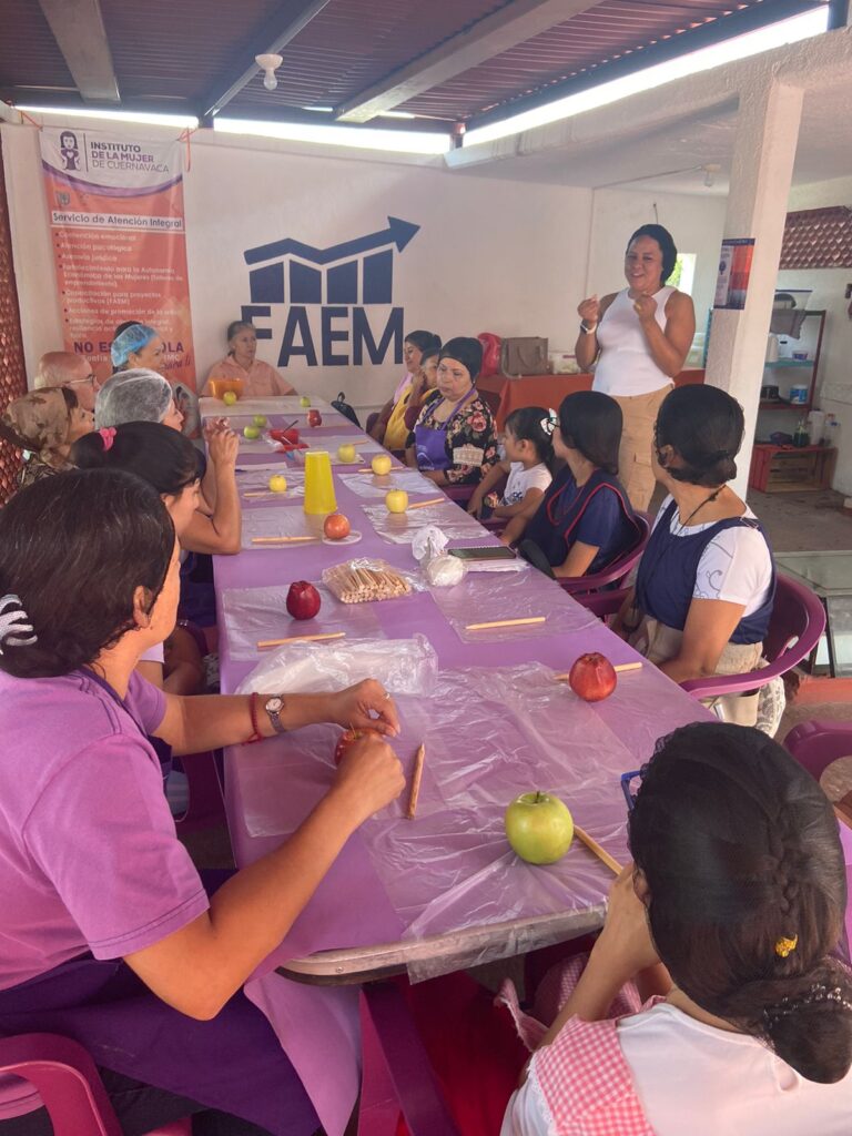 Taller Manzanas Cubiertas de Chamoy - Instituto de la Mujer de Cuernavaca