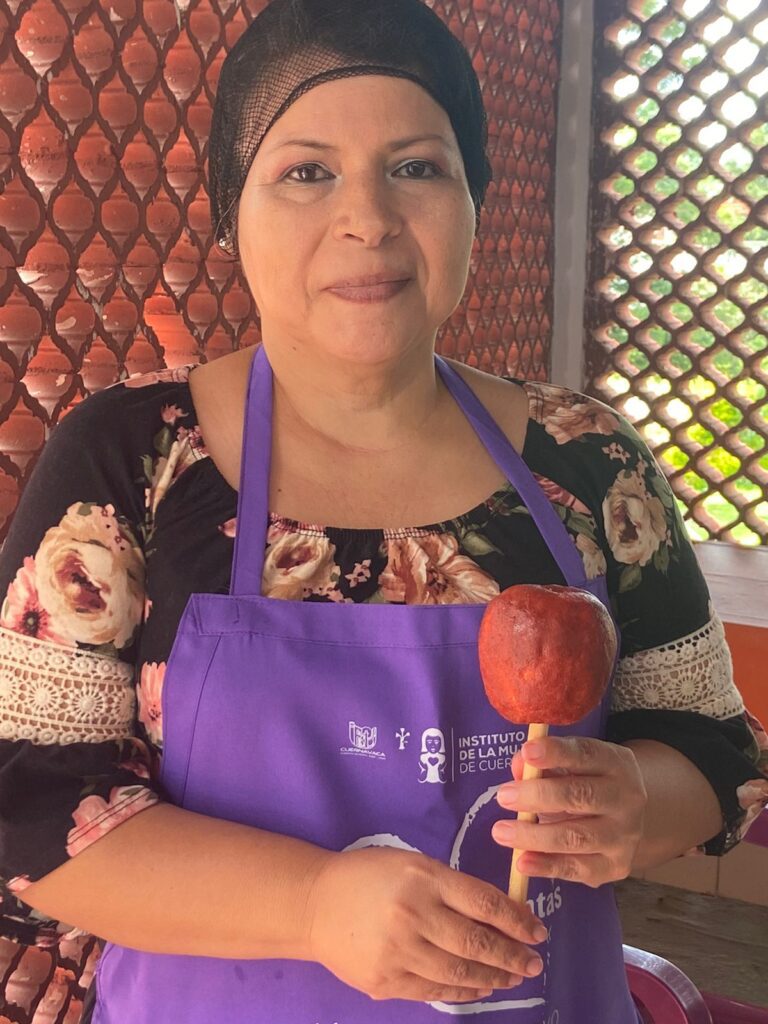 Taller Manzanas Cubiertas de Chamoy - Instituto de la Mujer de Cuernavaca