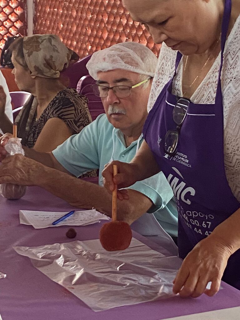 Taller Manzanas Cubiertas de Chamoy - Instituto de la Mujer de Cuernavaca