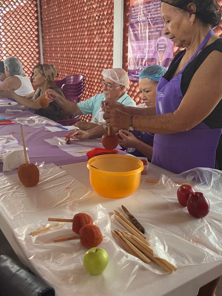 Taller Manzanas Cubiertas de Chamoy - Instituto de la Mujer de Cuernavaca