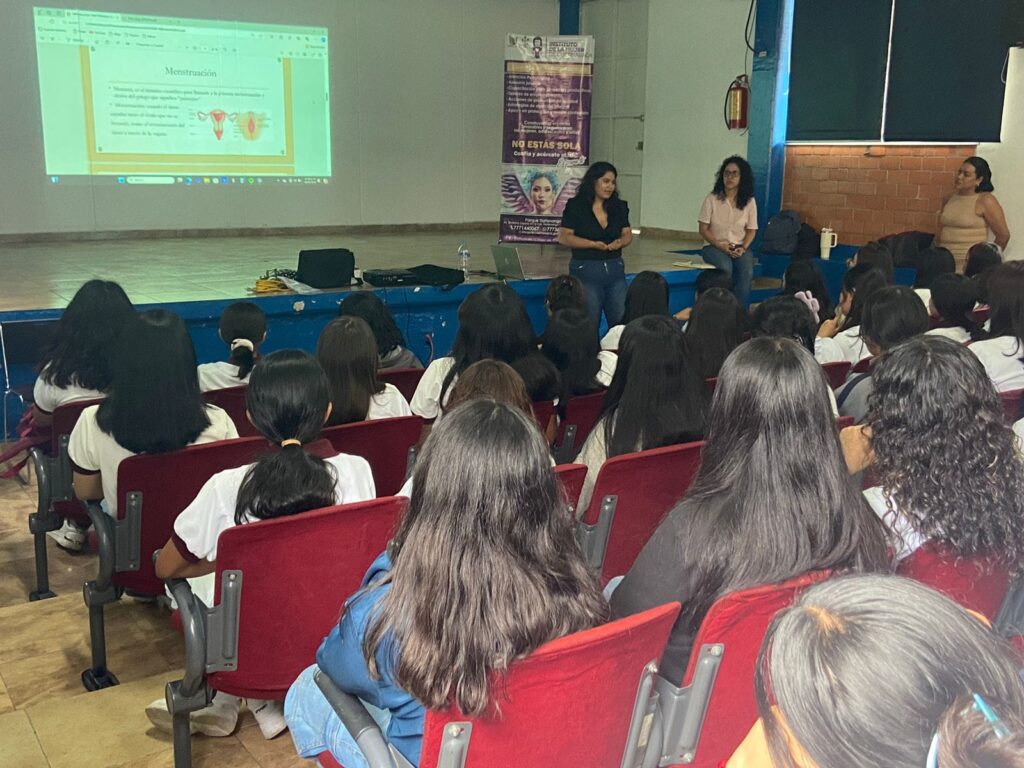 Plática sobre Salud y Productos Menstruales en Cetis 44 - Instituto de la Mujer de Cuernavaca