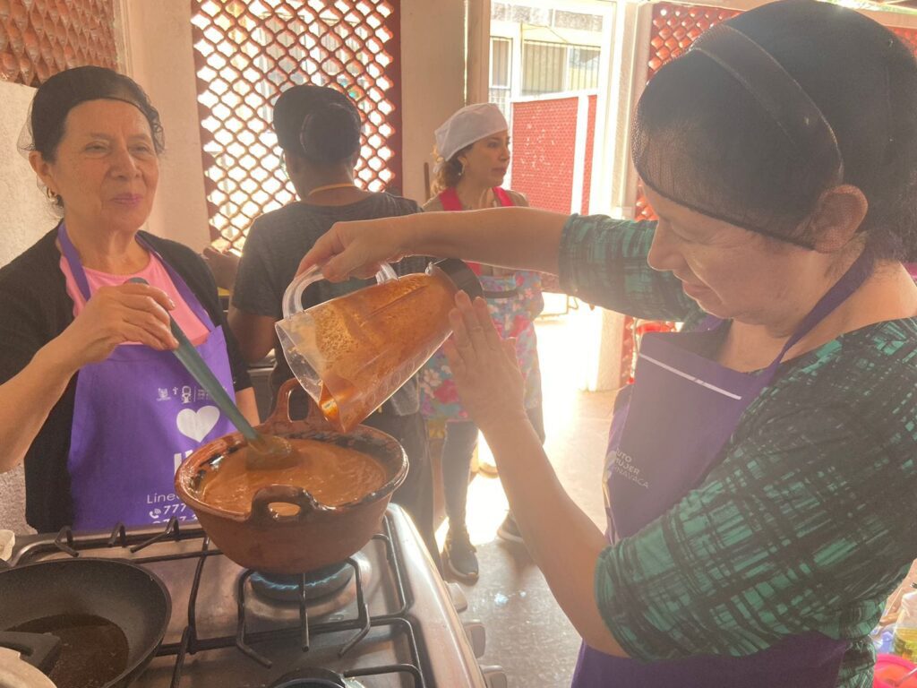 Taller de Mole Rojo en el IMC: FAEM - Instituto de la Mujer de Cuernavaca