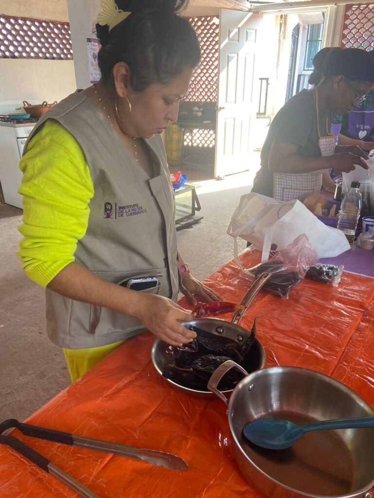 Taller de Mole Rojo en el IMC: FAEM - Instituto de la Mujer de Cuernavaca