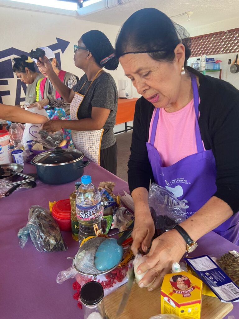 Taller de Mole Rojo en el IMC: FAEM - Instituto de la Mujer de Cuernavaca