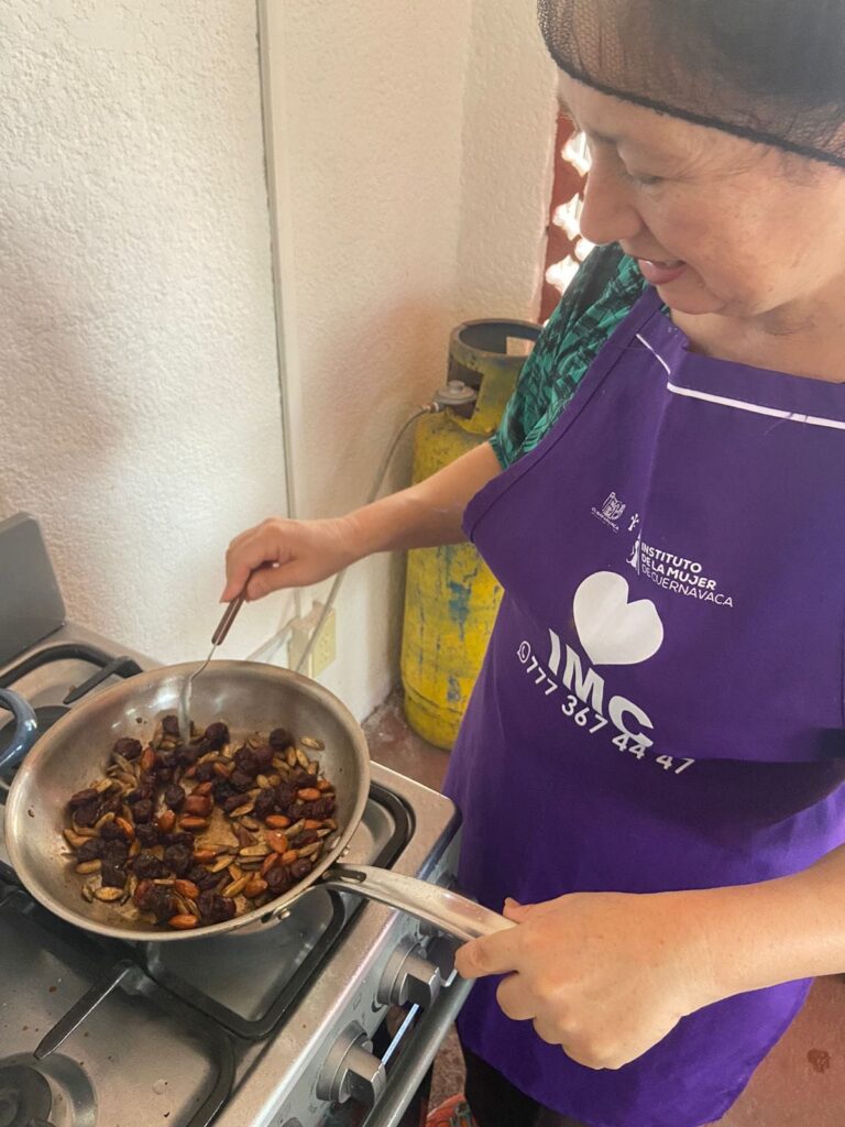 Taller de Mole Rojo en el IMC: FAEM - Instituto de la Mujer de Cuernavaca