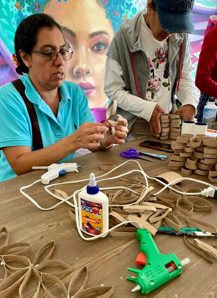 Taller de Elaboración de coronas navideñas - Instituto de la Mujer de Cuernavaca