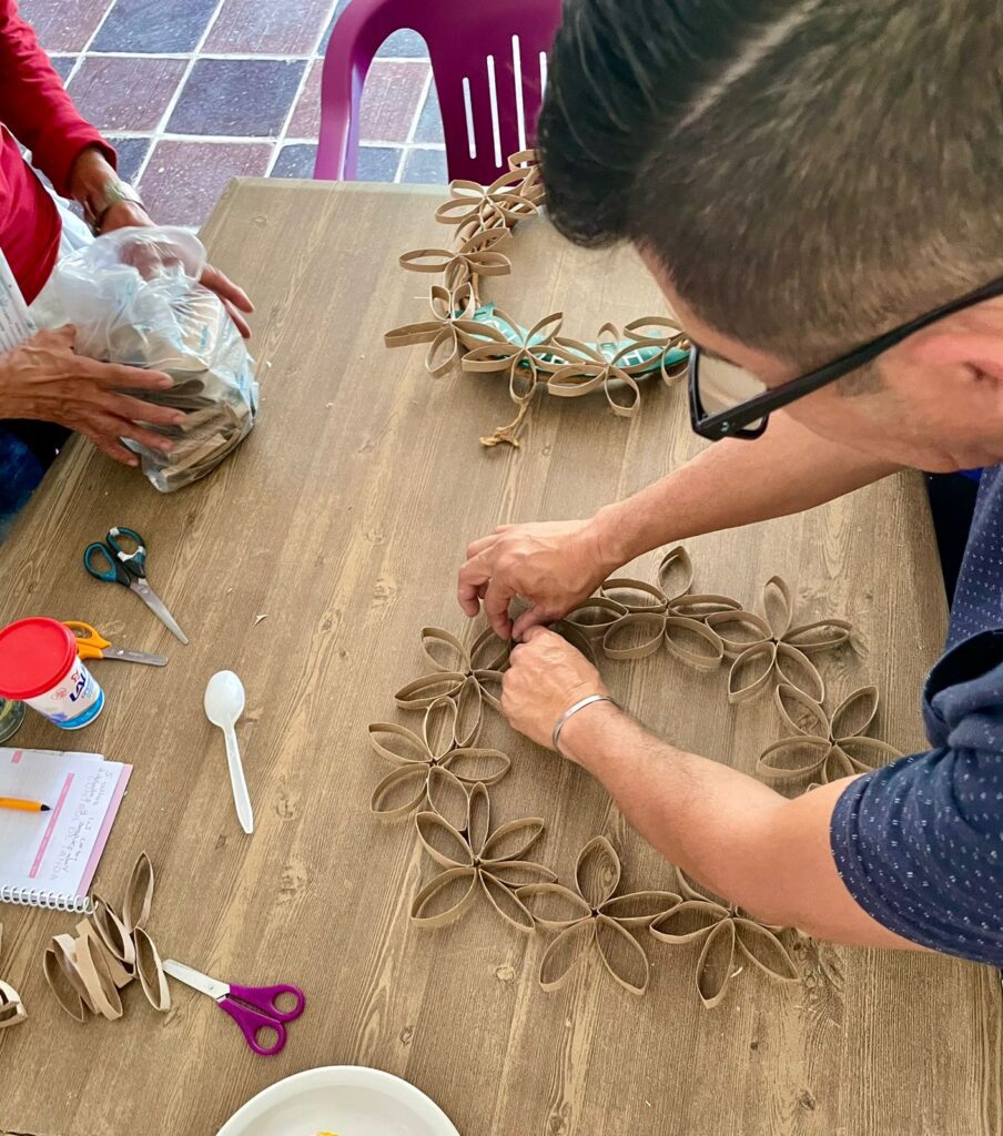 Taller de Elaboración de coronas navideñas - Instituto de la Mujer de Cuernavaca