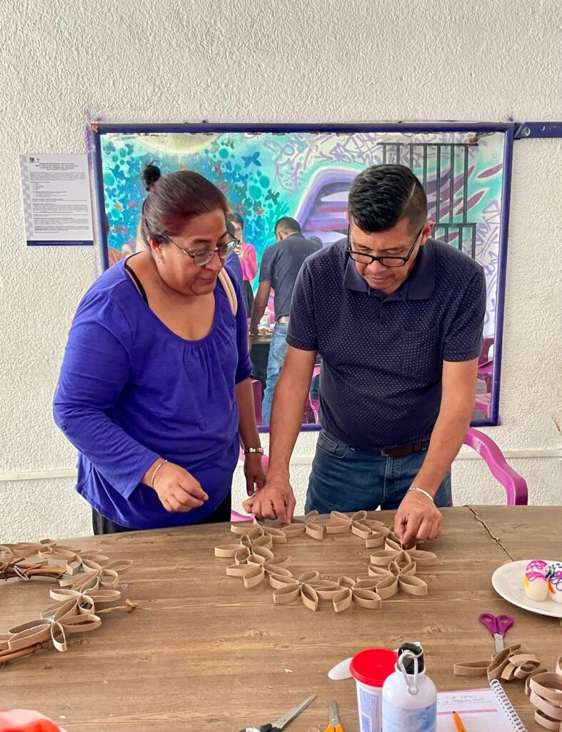 Taller de Elaboración de coronas navideñas - Instituto de la Mujer de Cuernavaca