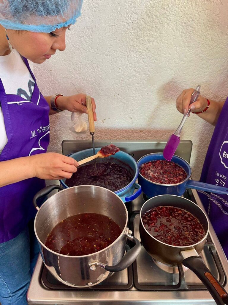 Talleres de gastronomía para mujeres en el IMC - Elaboración de mermelada de Arándanos.