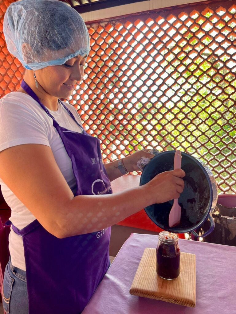 Talleres de gastronomía para mujeres en el IMC - Elaboración de mermelada de Arándanos.