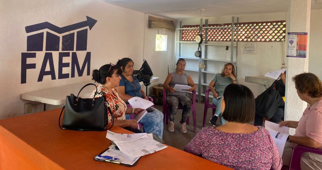 Mujeres participando activamente en la plática “Cuando llega la ansiedad”, organizada por el Instituto de la Mujer de Cuernavaca.
