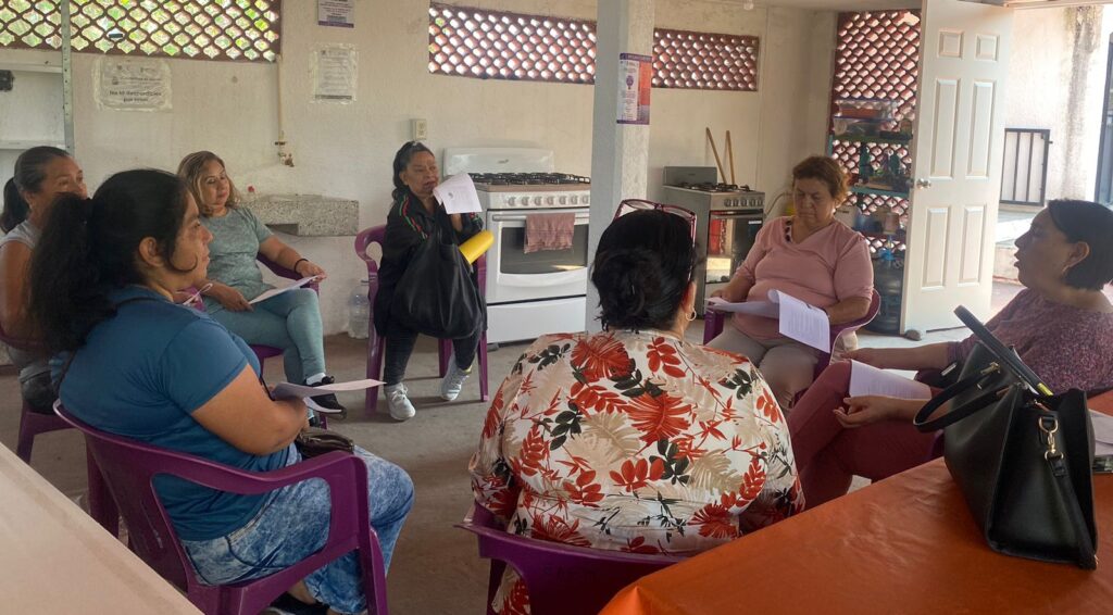 Mujeres participando activamente en la plática “Cuando llega la ansiedad”, organizada por el Instituto de la Mujer de Cuernavaca.