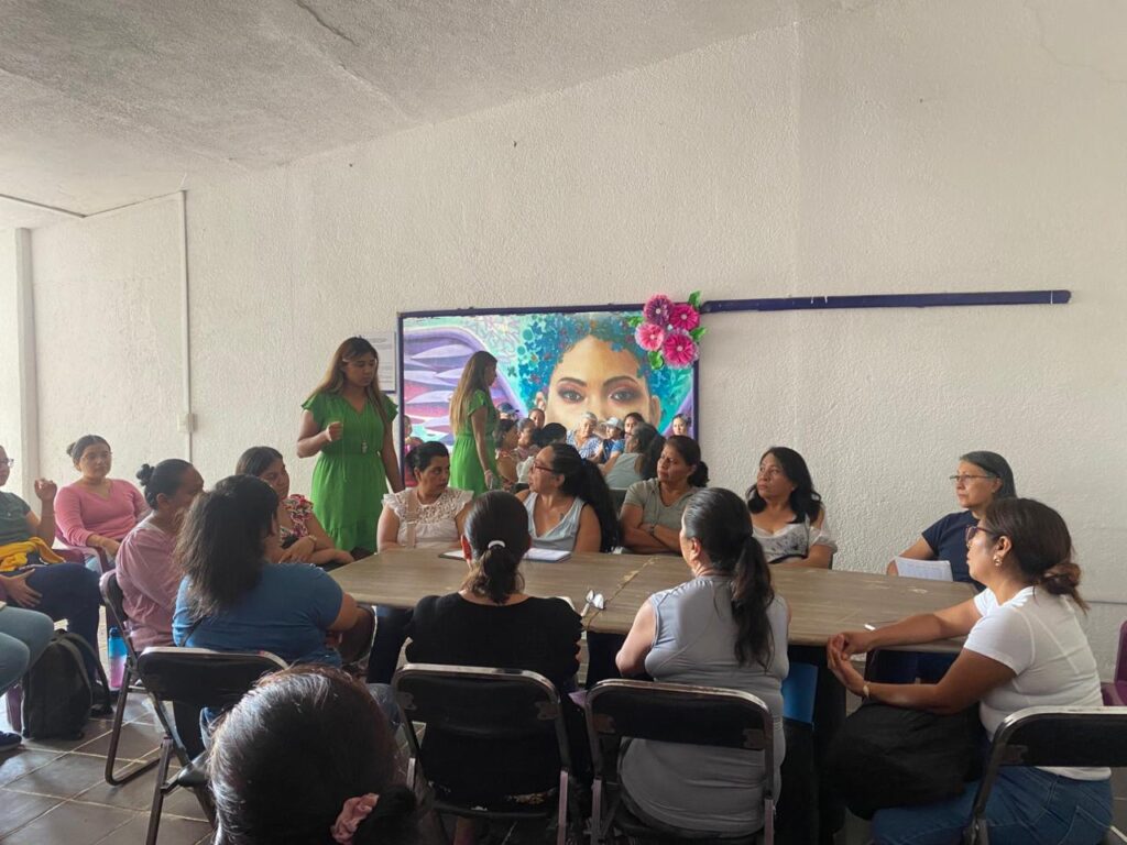 Mujeres participando en el Taller de Jabones Artesanales - IMC