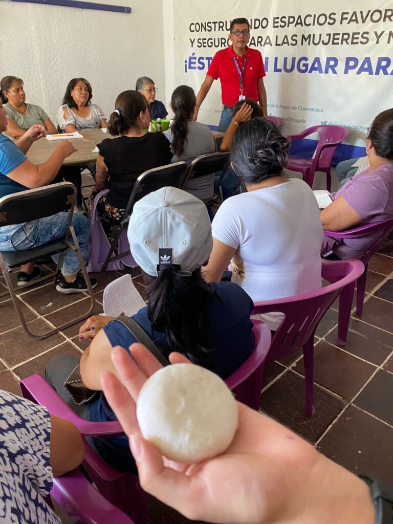 Mujeres participando en el Taller de Jabones Artesanales - IMC