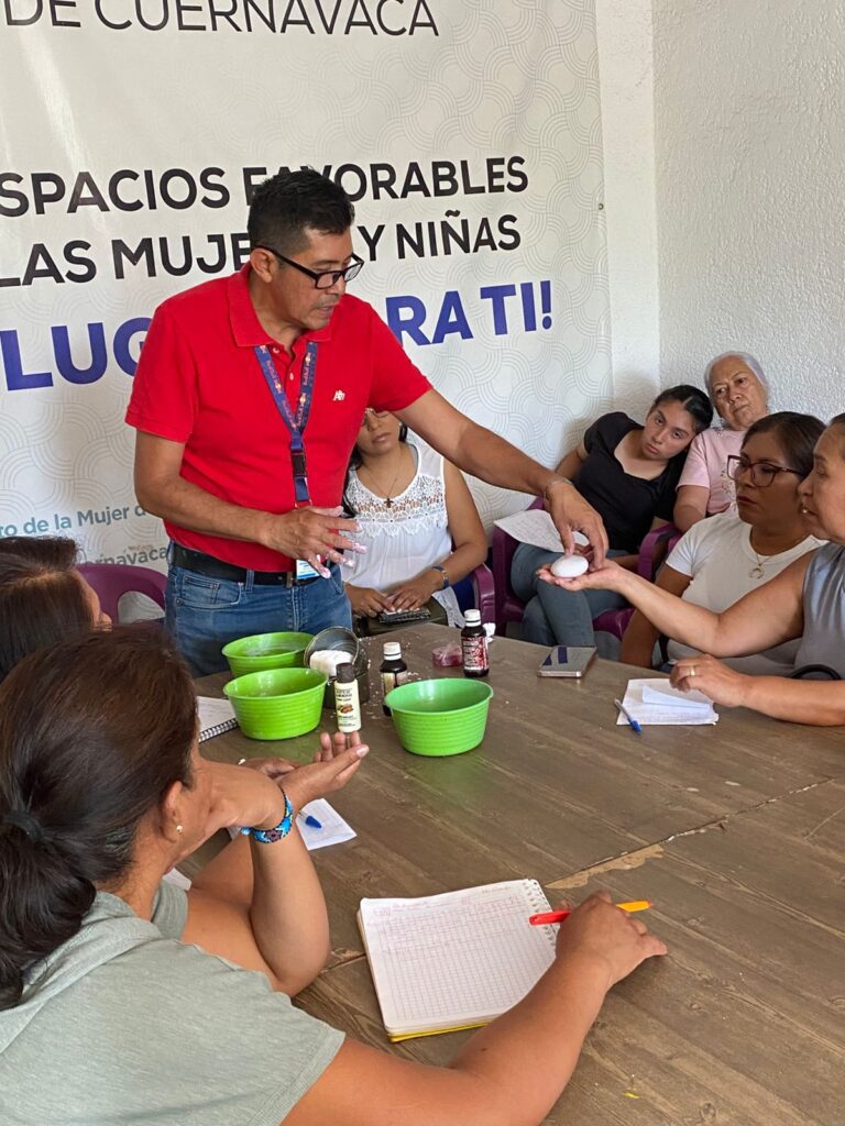 Mujeres participando en el Taller de Jabones Artesanales - IMC