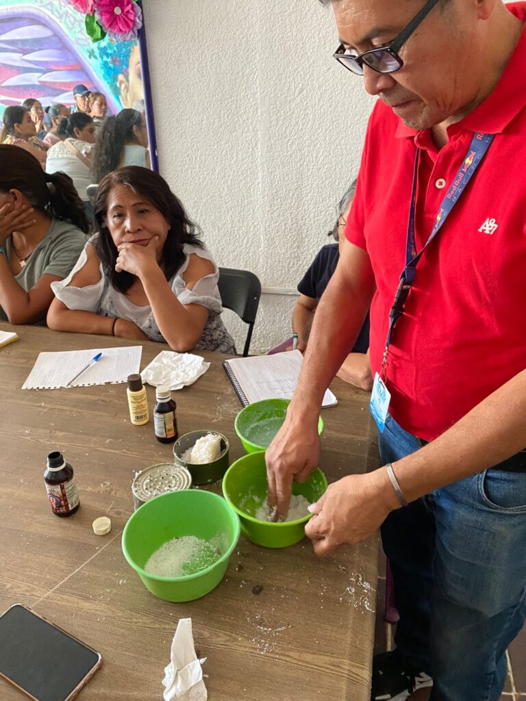 Mujeres participando en el Taller de Jabones Artesanales - IMC