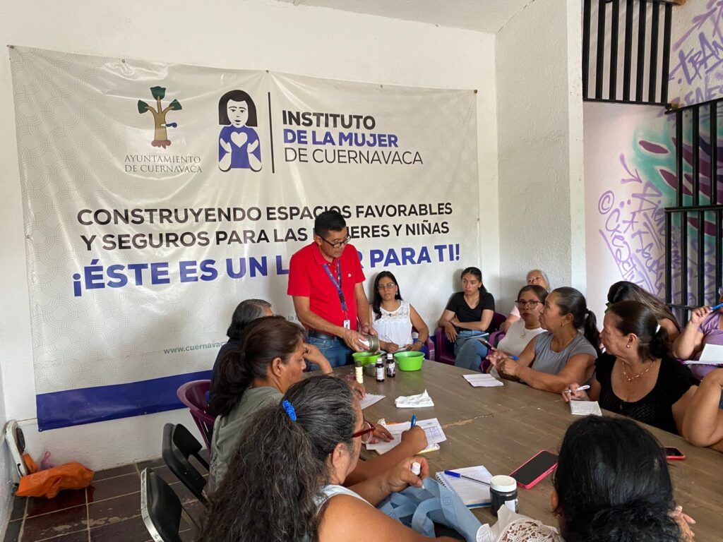 Mujeres participando en el Taller de Jabones Artesanales - IMC