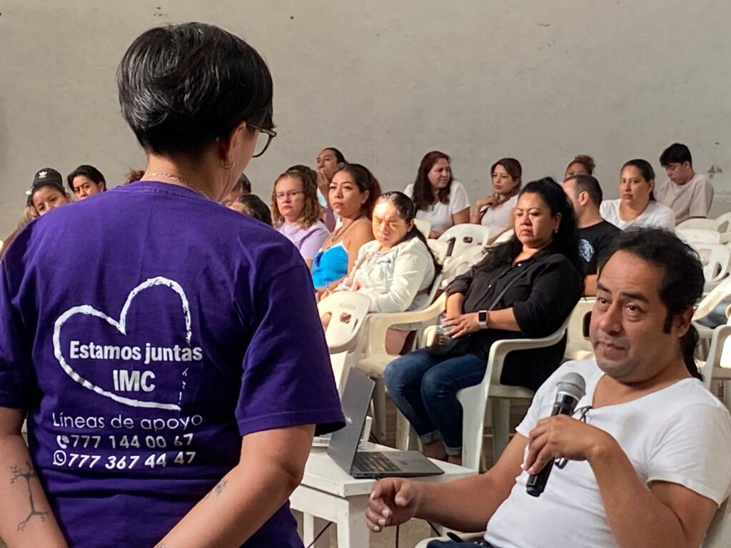 Durante la plática impartida por el IMC a madres, padres y personas cuidadoras en Fundación Don Bosco