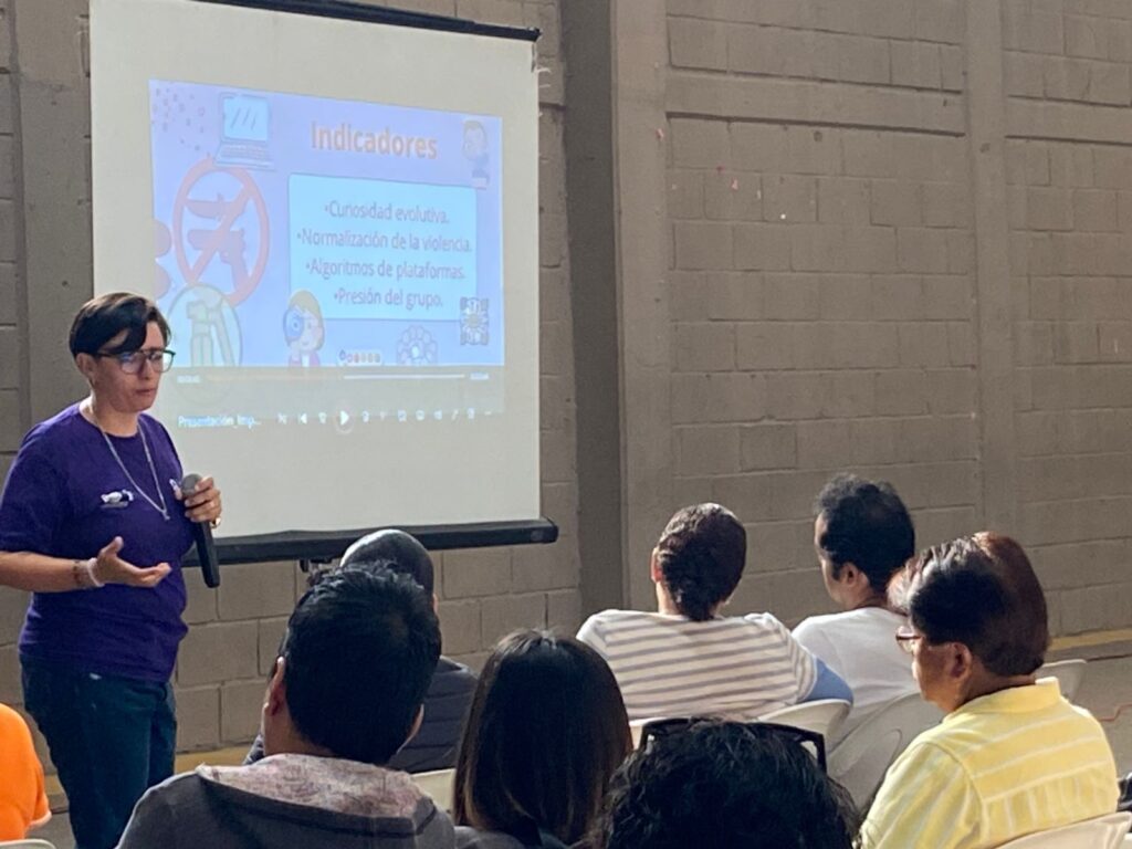 Durante la plática impartida por el IMC a madres, padres y personas cuidadoras en Fundación Don Bosco