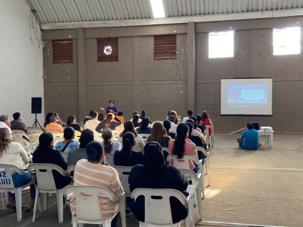 Durante la plática impartida por el IMC a madres, padres y personas cuidadoras en Fundación Don Bosco