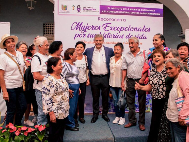Entrega de reconocimiento a "Mujeres Excepcionales" - Ayuntamiento de Cuernavaca