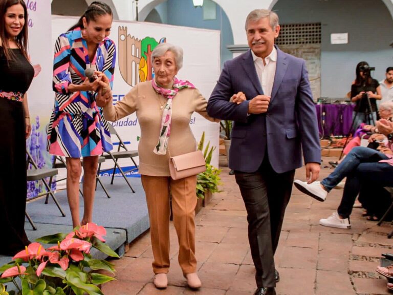 Entrega de reconocimiento a "Mujeres Excepcionales" - Ayuntamiento de Cuernavaca