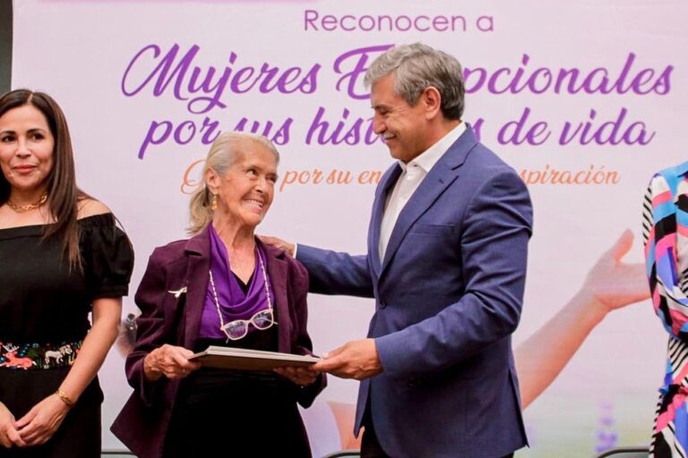 Entrega de reconocimiento a "Mujeres Excepcionales" - Ayuntamiento de Cuernavaca