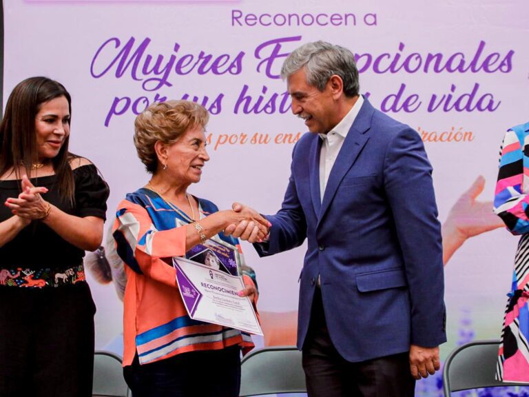 Entrega de reconocimiento a "Mujeres Excepcionales" - Ayuntamiento de Cuernavaca