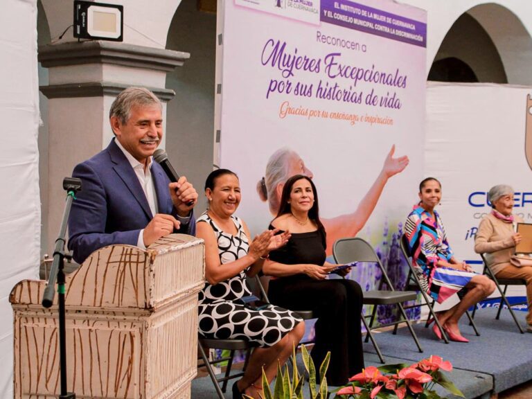 Entrega de reconocimiento a "Mujeres Excepcionales" - Ayuntamiento de Cuernavaca