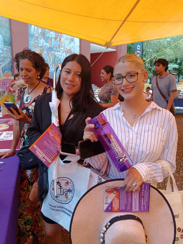 Jóvenes participan en el programa “Jóvenes Construyendo el Futuro” junto al IMC, recibiendo información sobre prevención de violencia de género y equidad.