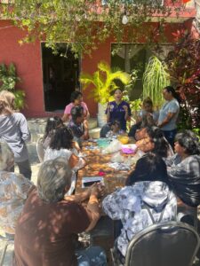 Mujeres de Cuernavaca participaron en talleres de velas aromáticas y bisutería, espacios que promueven el emprendimiento y la independencia económica.