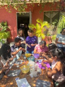 Mujeres de Cuernavaca participaron en talleres de velas aromáticas y bisutería, espacios que promueven el emprendimiento y la independencia económica.