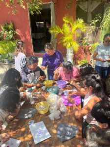 Mujeres de Cuernavaca participaron en talleres de velas aromáticas y bisutería, espacios que promueven el emprendimiento y la independencia económica.