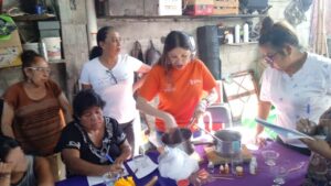 Mujeres de Cuernavaca participaron en talleres de velas aromáticas y bisutería, espacios que promueven el emprendimiento y la independencia económica.