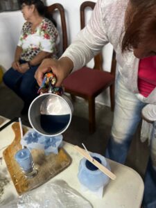 Mujeres de Cuernavaca participaron en talleres de velas aromáticas y bisutería, espacios que promueven el emprendimiento y la independencia económica.