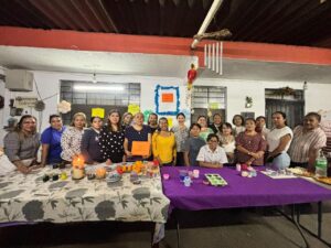 Mujeres de Cuernavaca participaron en talleres de velas aromáticas y bisutería, espacios que promueven el emprendimiento y la independencia económica.