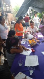 Mujeres de Cuernavaca participaron en talleres de velas aromáticas y bisutería, espacios que promueven el emprendimiento y la independencia económica.
