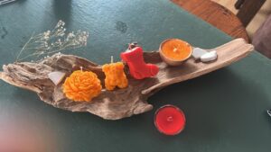 Mujeres de Cuernavaca participaron en talleres de velas aromáticas y bisutería, espacios que promueven el emprendimiento y la independencia económica.