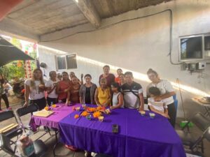 Mujeres de Cuernavaca participaron en talleres de velas aromáticas y bisutería, espacios que promueven el emprendimiento y la independencia económica.