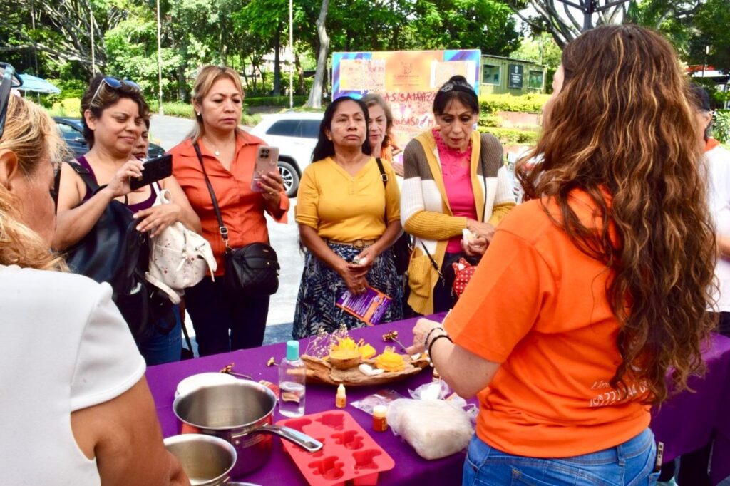 Mujeres de Cuernavaca participaron en talleres de velas aromáticas y bisutería, espacios que promueven el emprendimiento y la independencia económica.