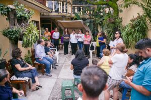Vecinas y vecinos de Amatitlán recorren la colonia durante la Marcha Exploratoria, acompañados por personal del IMC y autoridades municipales, promoviendo seguridad y prevención de la violencia.