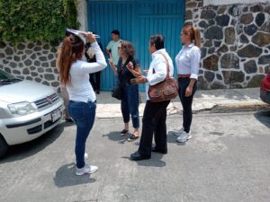 Vecinas y vecinos de Amatitlán recorren la colonia durante la Marcha Exploratoria, acompañados por personal del IMC y autoridades municipales, promoviendo seguridad y prevención de la violencia.