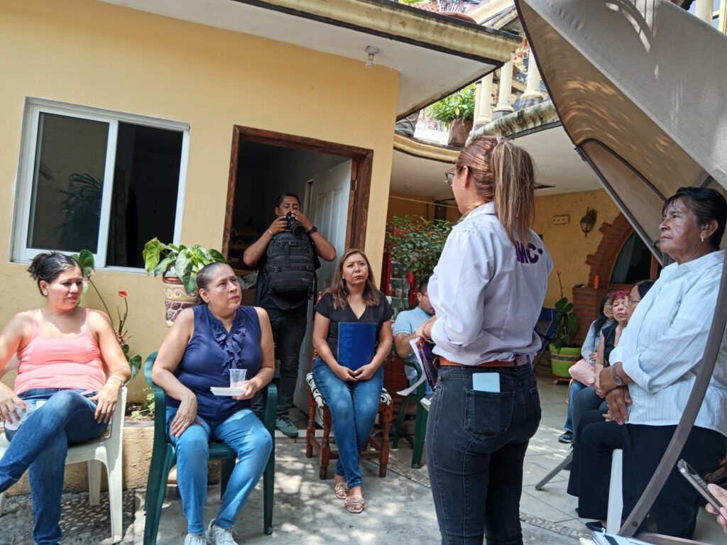 Vecinas y vecinos de Amatitlán recorren la colonia durante la Marcha Exploratoria, acompañados por personal del IMC y autoridades municipales, promoviendo seguridad y prevención de la violencia.