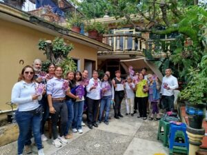 Vecinas y vecinos de Amatitlán recorren la colonia durante la Marcha Exploratoria, acompañados por personal del IMC y autoridades municipales, promoviendo seguridad y prevención de la violencia.