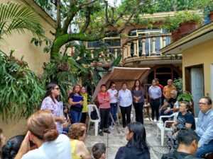 Vecinas y vecinos de Amatitlán recorren la colonia durante la Marcha Exploratoria, acompañados por personal del IMC y autoridades municipales, promoviendo seguridad y prevención de la violencia.
