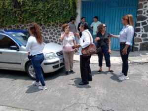 Vecinas y vecinos de Amatitlán recorren la colonia durante la Marcha Exploratoria, acompañados por personal del IMC y autoridades municipales, promoviendo seguridad y prevención de la violencia.