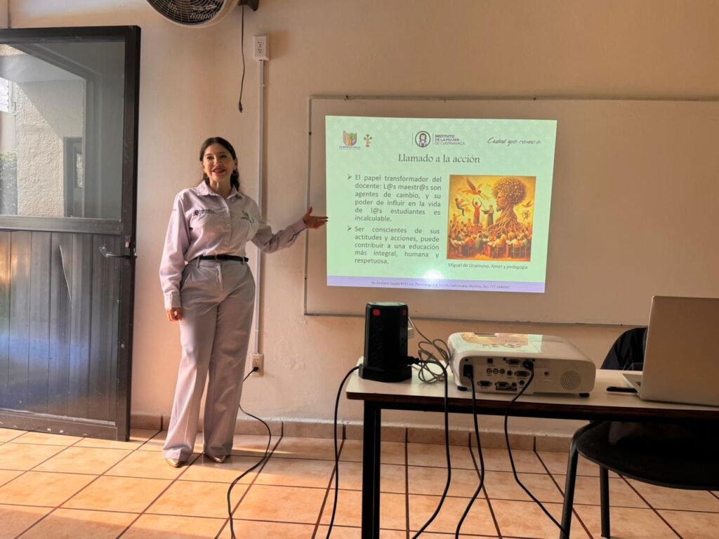 Personal docente de la Secundaria Emilio Freixas participa en la plática del IMC sobre cultura de paz y entornos escolares libres de violencia.