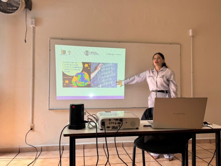 Personal docente de la Secundaria Emilio Freixas participa en la plática del IMC sobre cultura de paz y entornos escolares libres de violencia.