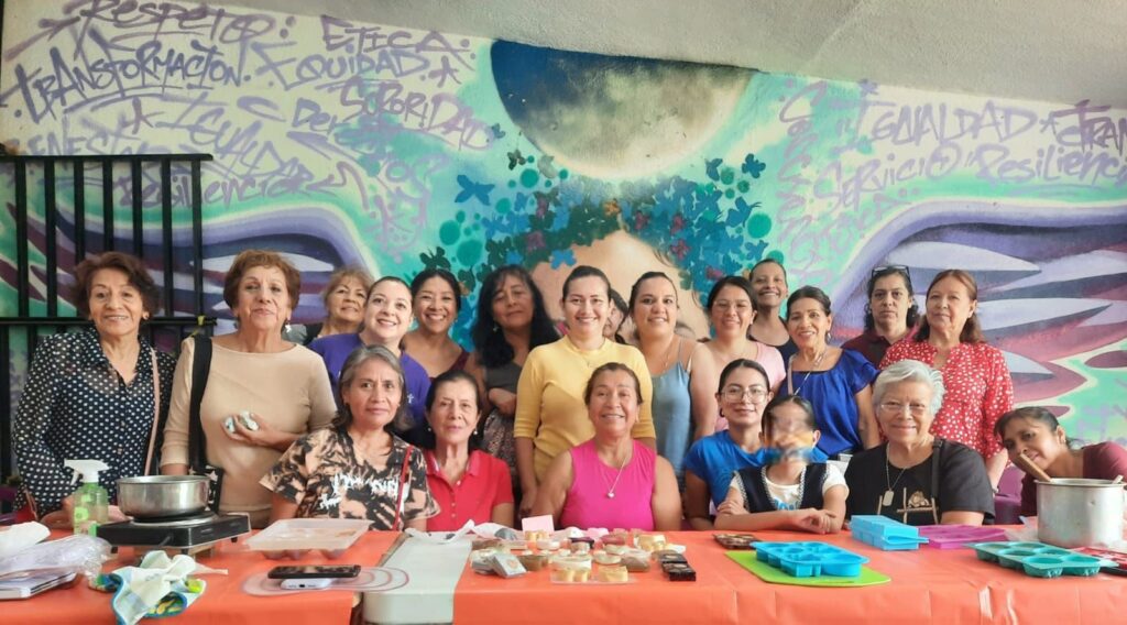 Mujeres de Cuernavaca participaron en el Taller de Jabones Artesanales del IMC, aprendiendo técnicas prácticas para emprender y generar ingresos.