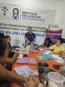 Mujeres de Cuernavaca participaron en el Taller de Jabones Artesanales del IMC, aprendiendo técnicas prácticas para emprender y generar ingresos.